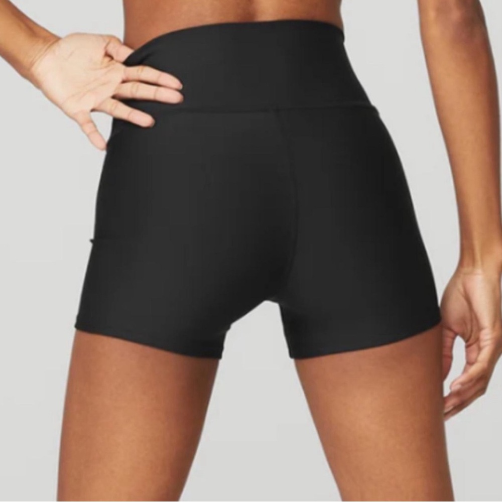 NWOT | ALO YOGA | BLACK 3" HIGH-WAIST AIRLIFT SHORT | XS - Picture 2 of 5